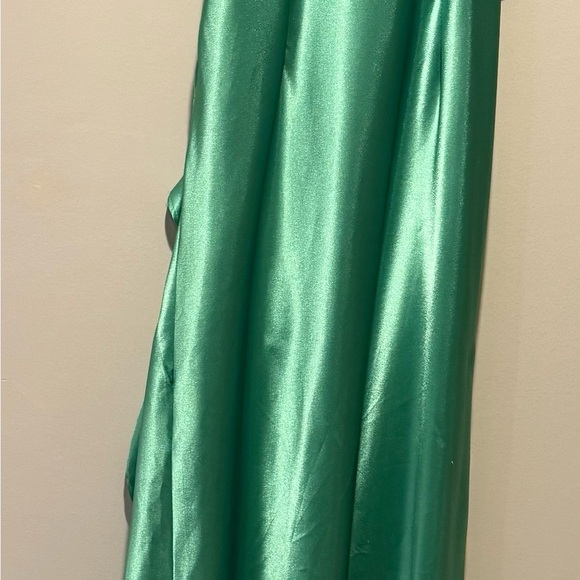 Betsy & Adam Elegant Green Evening Dress - Picture 7 of 7